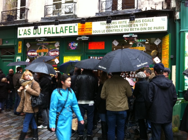  7 November 2010 à 13h56 - Le Fallafel dans le quartier du marais à Paris, le meilleur restaurant israélien de Paris! recommandé par Benoît M (cousin d'Estelle)! D'où une queue d'une demi heure à l'extérieur (comme partout à Paris). 